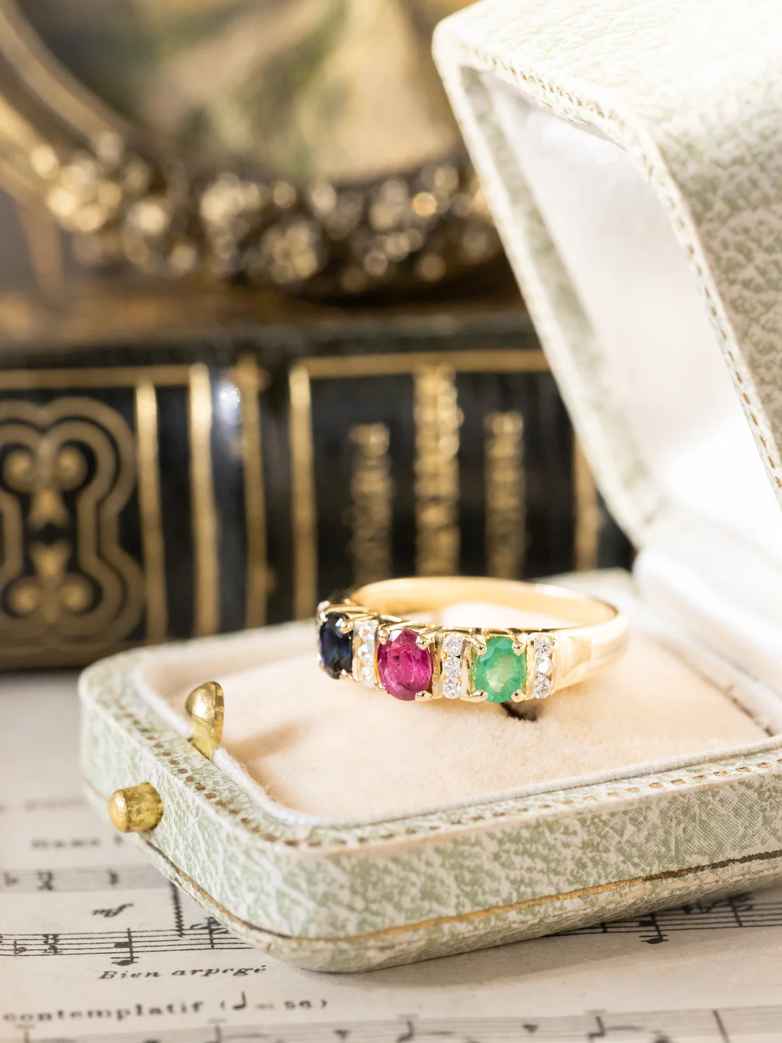 LA LÉONA, magnifique bague jarretière vintage en or jaune 14 carats & trilogie de pierres précieuses (saphir, rubis & émeraude) facettées ✨