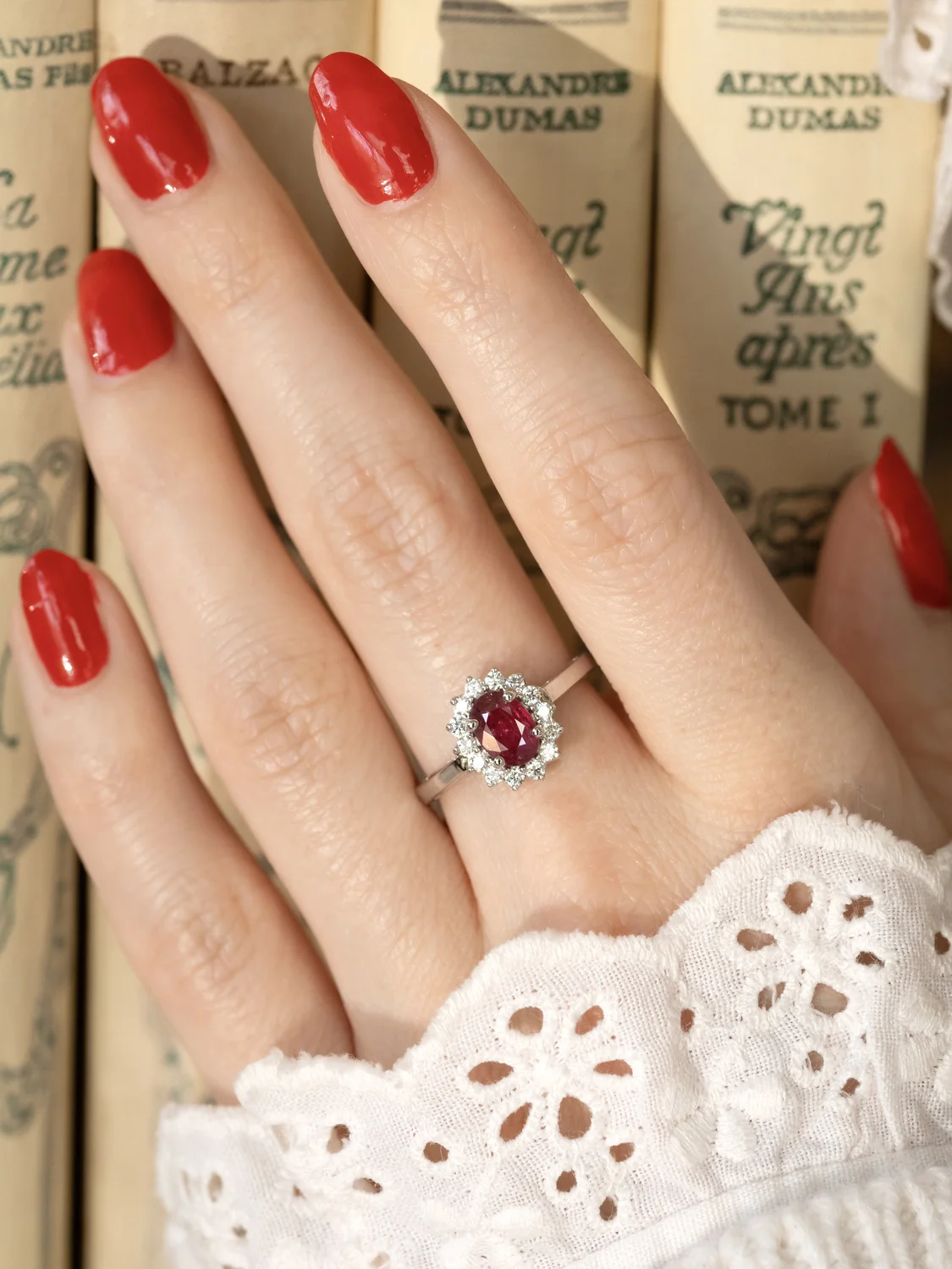 LA CARMINA, merveilleuse bague Marguerite en or blanc 18 carats, rubis & entourage de diamants étincelants 💫