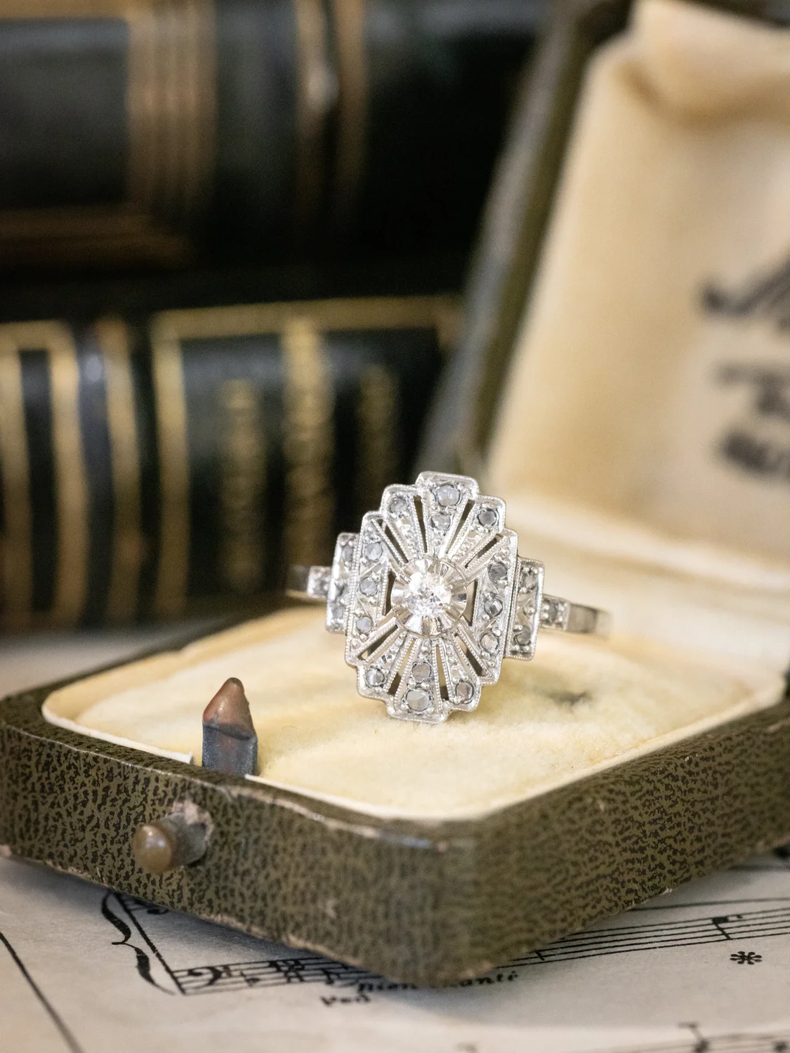 LA FERDINA, sublime bague Art Déco (circa 1920) en or 18 carats, platine & diamants scintillants ✨