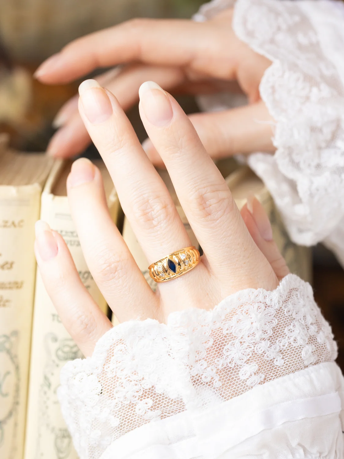 LA JANELLE, magnifique bague jonc vintage en or jaune 18 carats godronné, saphir taille navette en serti clos & petits diamants scintillants ✨