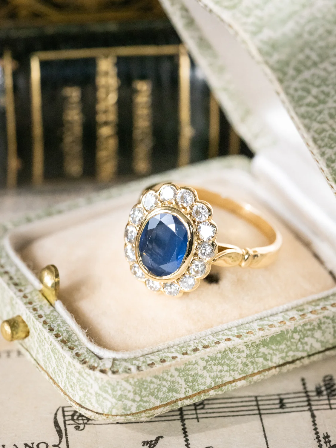 LA MARINA, merveilleuse bague Pompadour vintage en or jaune 18 carats, saphir 1,20 ct en serti clos & diamants étincelants ✨