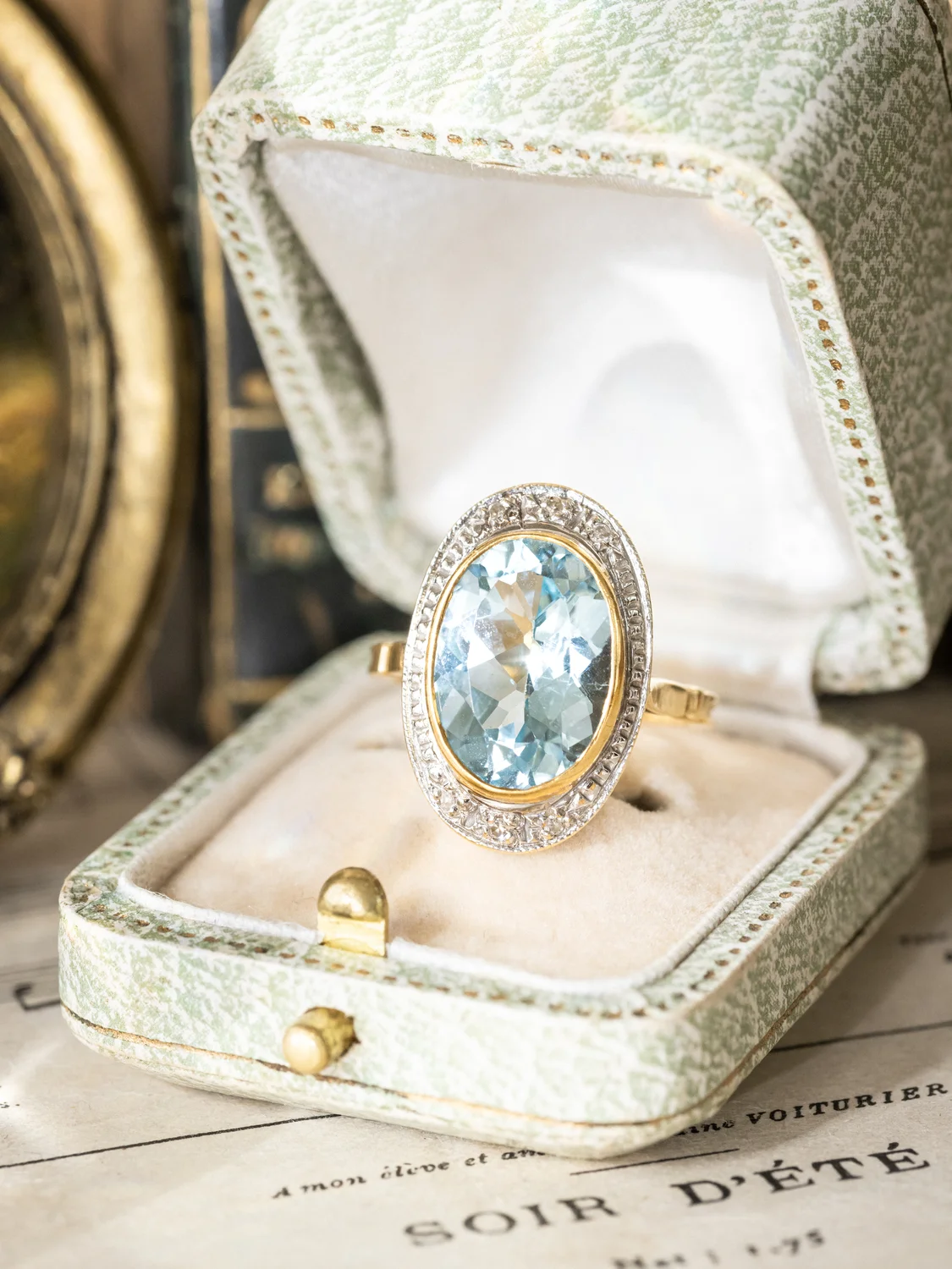 LA ONDINE, sublime et lumineuse bague vintage en or 18 carats deux tons, topaze 4 carats en serti clos & petits diamants ✨