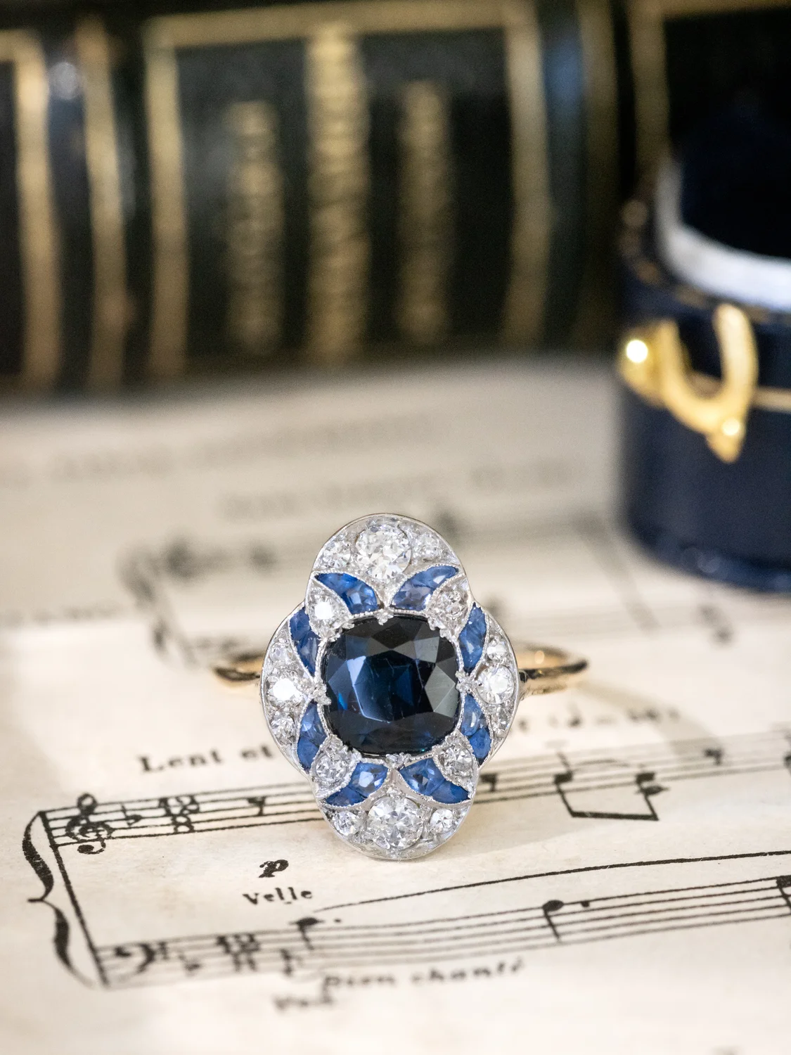 LA LILLIAN, sublime et envoûtante bague ancienne Belle Époque / Art Déco (circa 1915) en or 18 carats deux tons, saphirs & diamants ✨