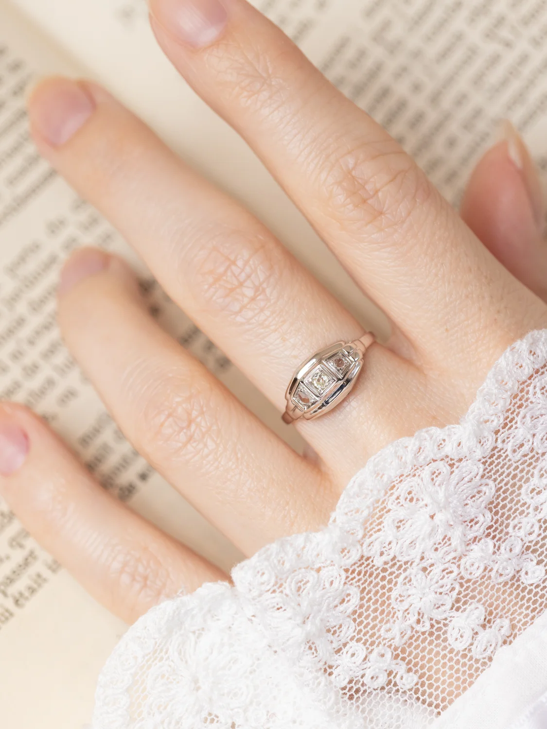 LA NELLIE, magnifique bague jarretière Art Déco (circa 1940) en or blanc 18 carats, centrée d’un diamant taille ancienne ✨