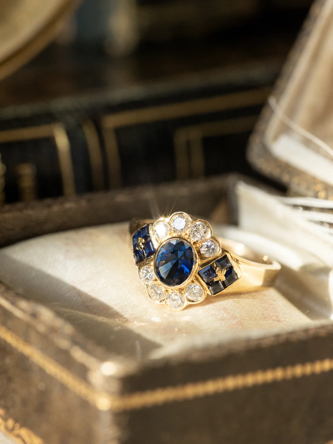 LA ALIXANE, sublime et envoûtante bague Marguerite vintage en or jaune 18 carats, saphir serti clos & saphirs calibrés, entourage diamants taille brillant étincelants ✨