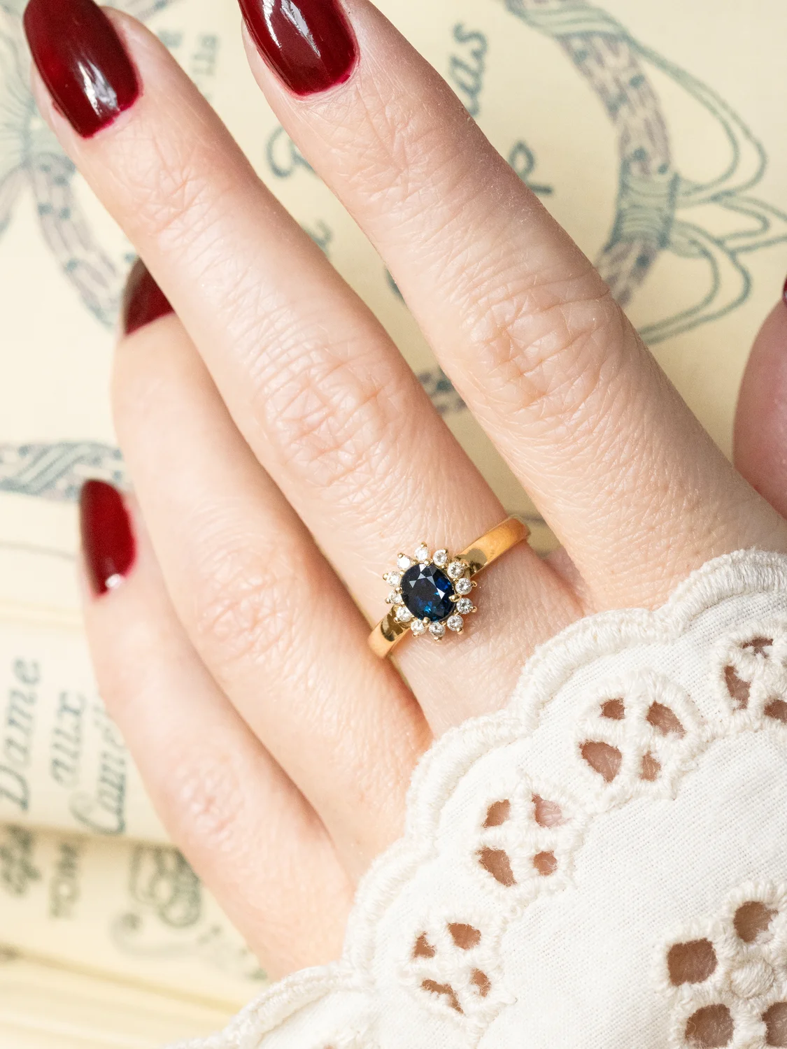 LA BETTIE, sublime bague Marguerite vintage en or jaune 14 carats, saphir & pierres blanches scintillantes ✨