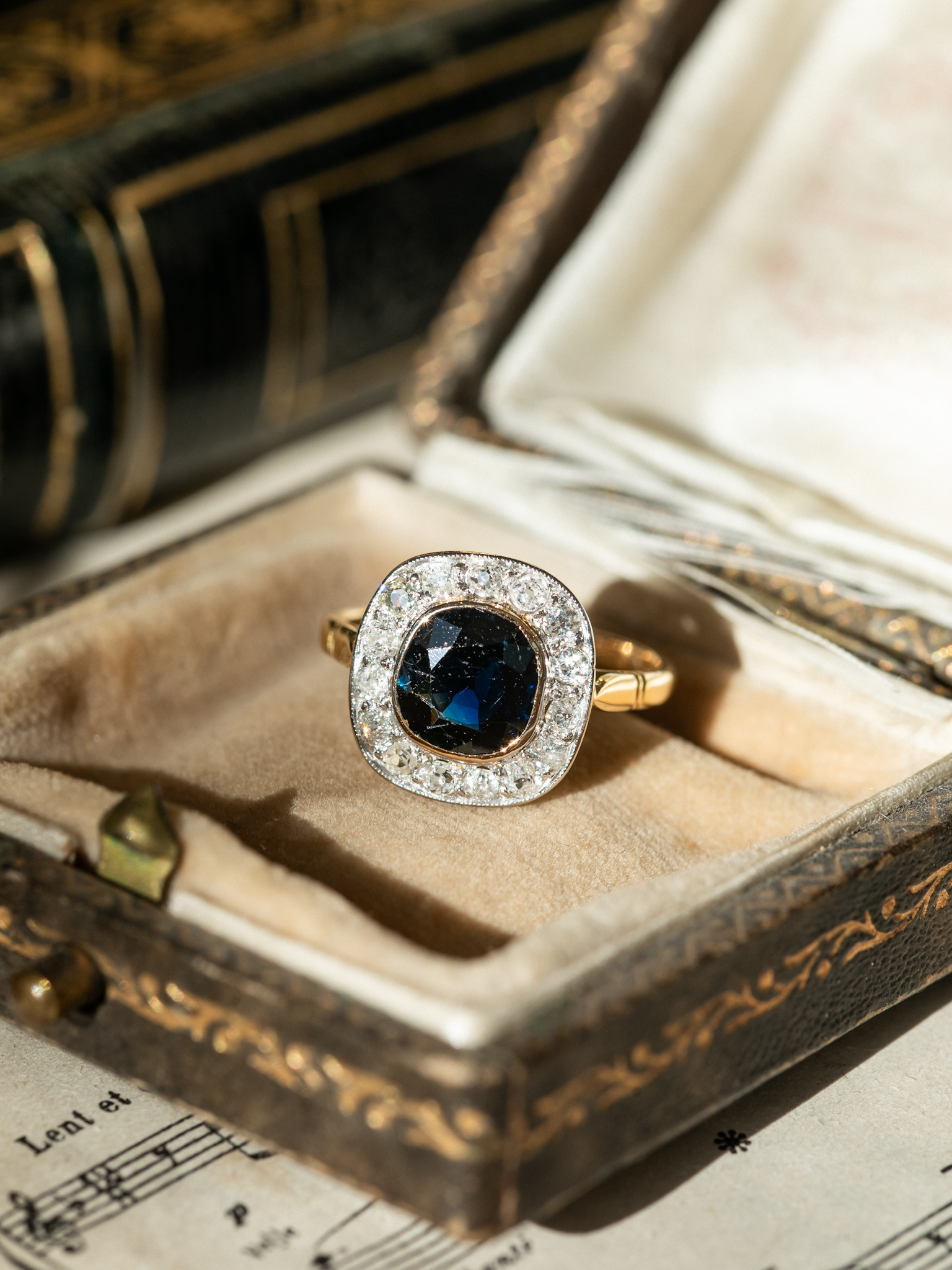 LA AUDE, magnifique bague halo ancienne (circa 1915) en or 18 carats deux tons, saphir taille coussin en serti clos et diamants ✨