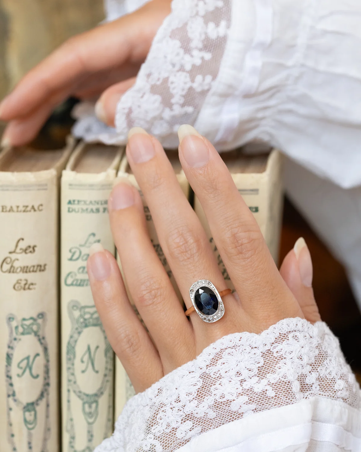 LA EDMÉE, merveilleuse et envoûtante bague Belle Époque (circa 1910) en or 18 carats deux tons, saphir de 4,3 ct et diamants