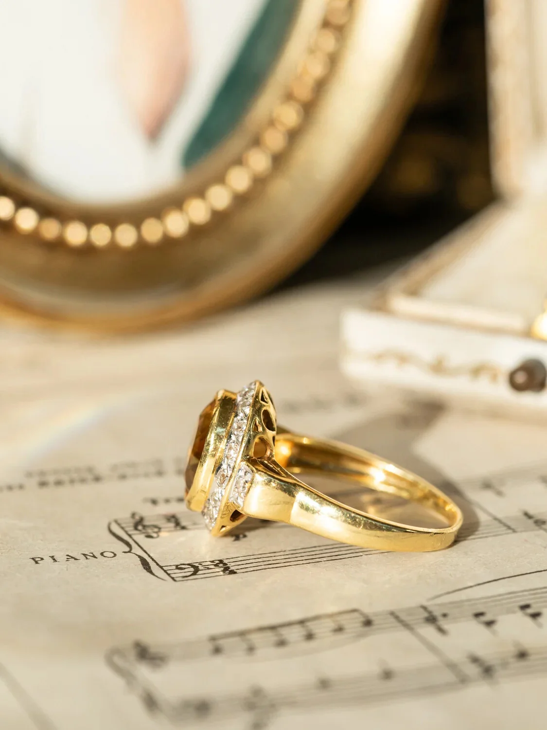 LA NORAH, sublime bague ancienne (circa 1950) en or 18 carats, citrine en serti clos & halo de diamants ✨ 