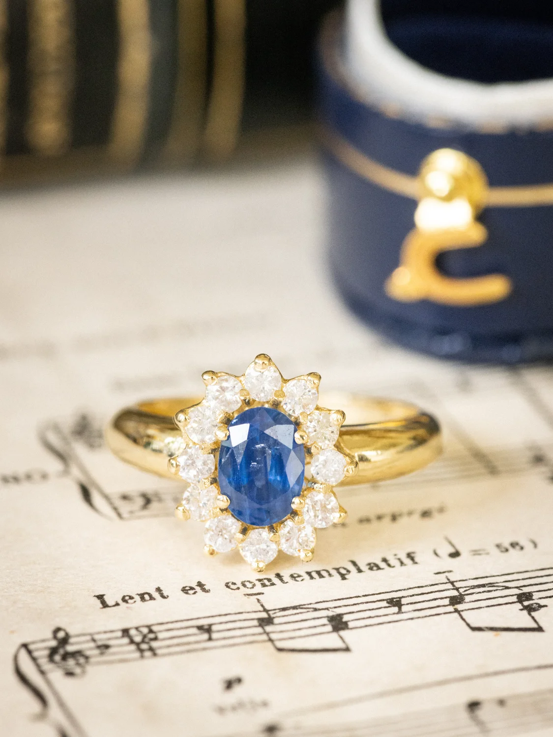 LA MAHAUT, sublime et lumineuse bague Marguerite vintage en or jaune 18 carats, saphir & diamants scintillants ✨
