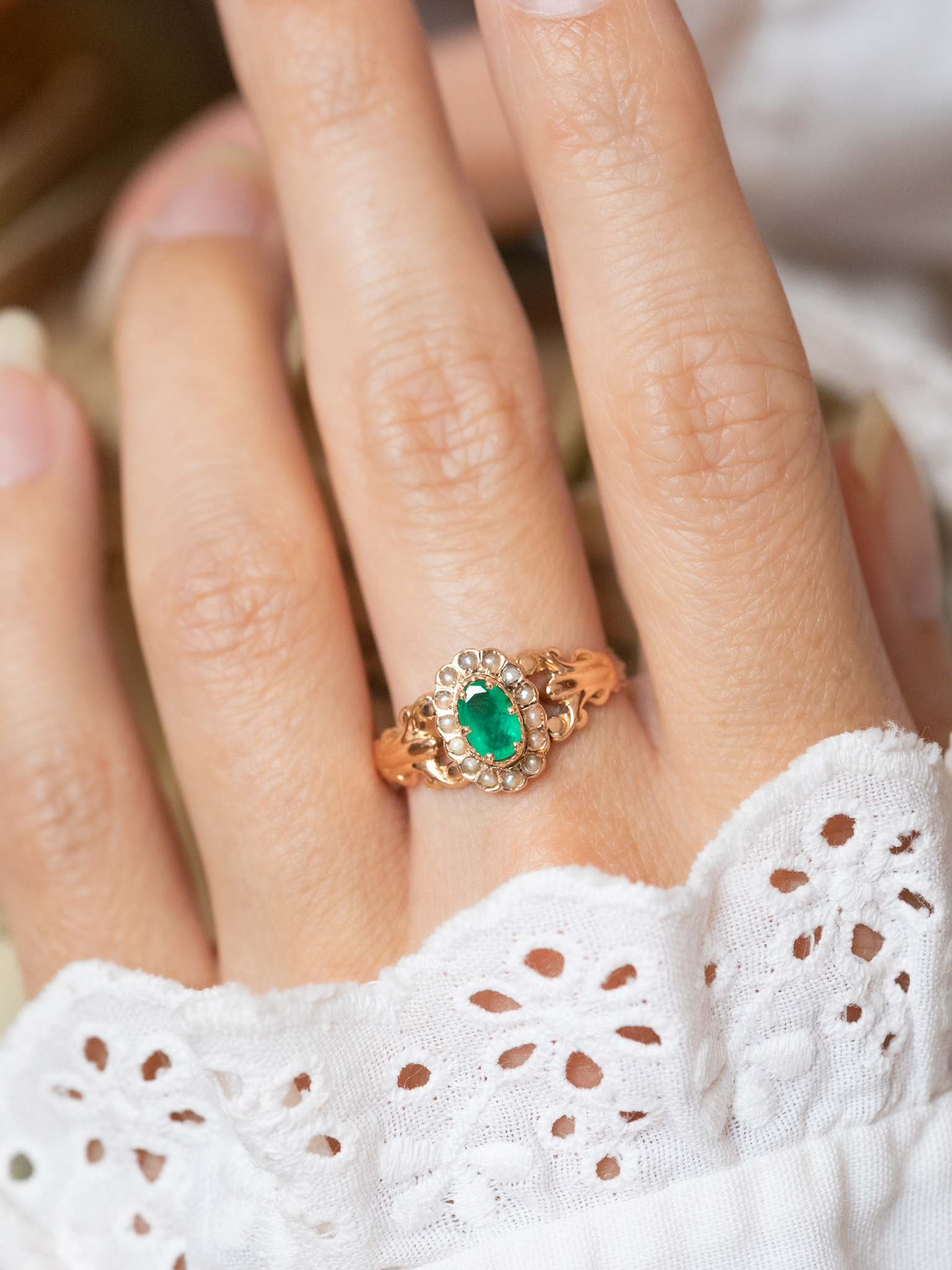 LA LEONELLE, sublime bague Marguerite ancienne époque Napoléon III (circa 1870) en or 18 carats, émeraude & petites perles ✨