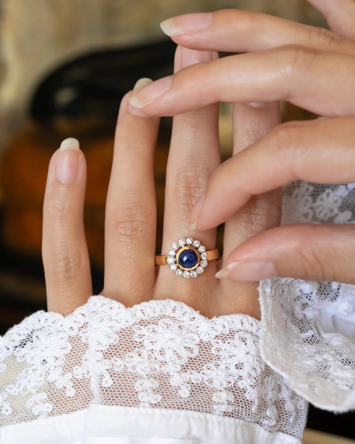LA ORNELLA, magnifique bague Marguerite vintage en or 18 carats, cabochon de saphir en serti clos & diamants étincelants en serti festonné ✨
