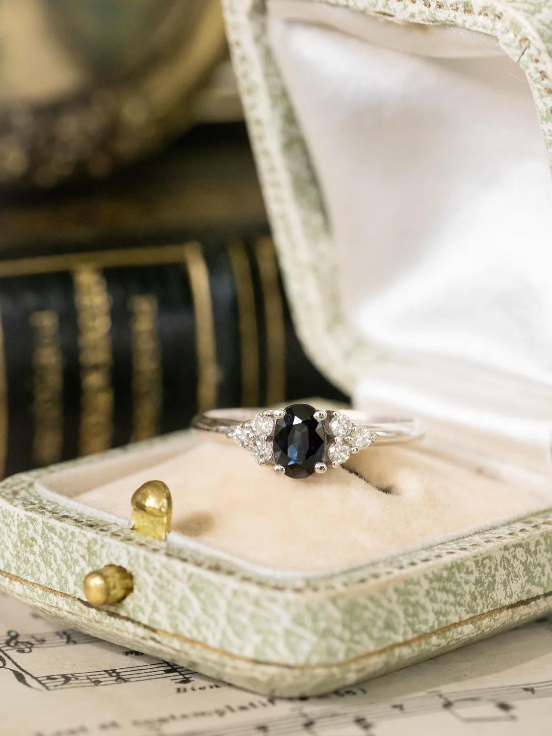 LA ERINA, magnifique et envoûtante bague vintage en or blanc 18 carats, saphir & diamants scintillants ✨