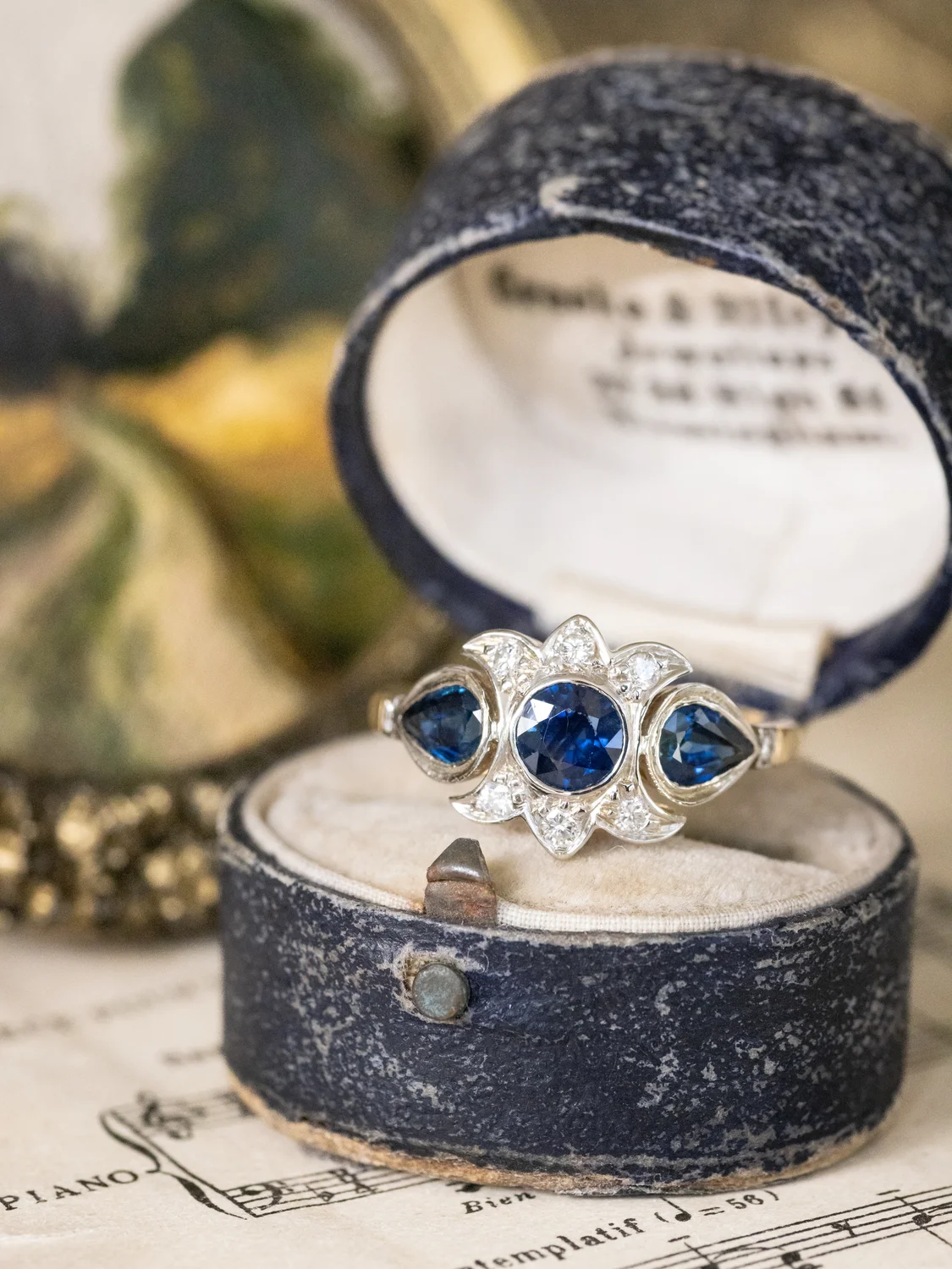 LA SÉLÈNE, sublime et envoûtante bague vintage trois lunes de style Art Déco en or 18 carats deux tons, saphirs & diamants scintillants ✨