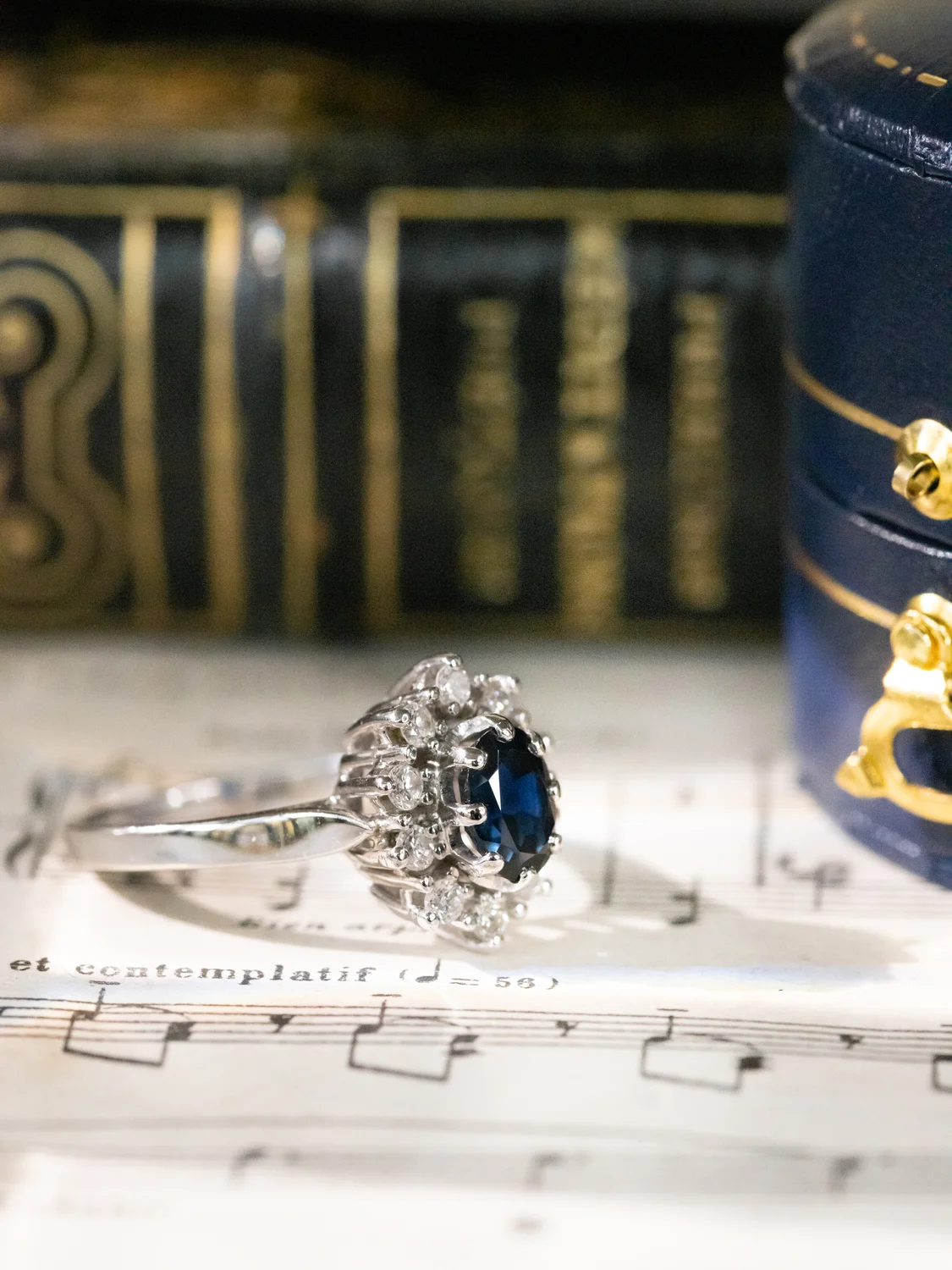 LA ÉLIANE, sublime et envoûtante bague Marguerite vintage en or blanc 18 carats, saphir & diamants étincelants ✨