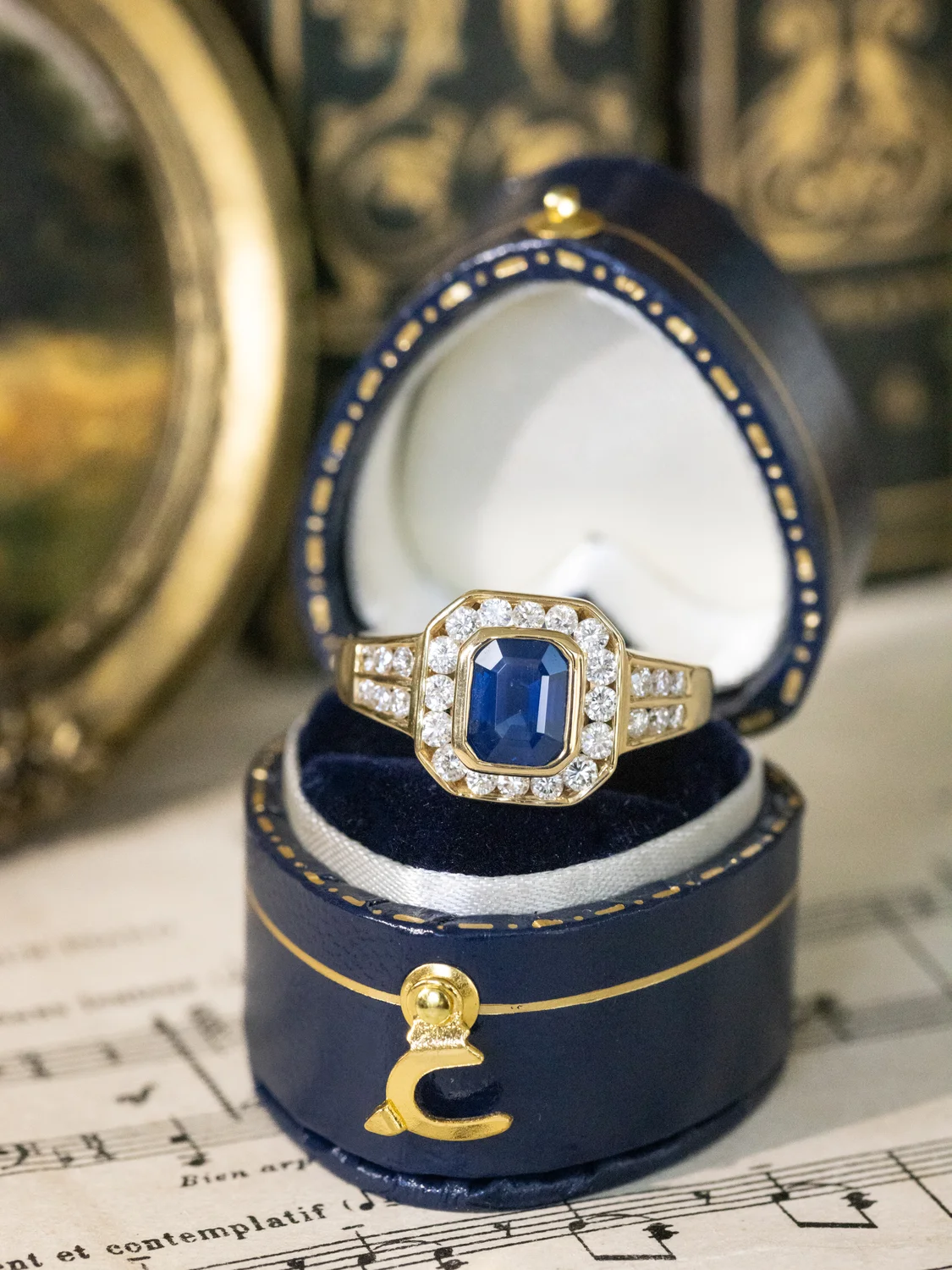 LA LÉONORE, sublime bague octogonale vintage de style Art Déco en or jaune 18 carats, saphir en serti clos & diamants étincelants ✨