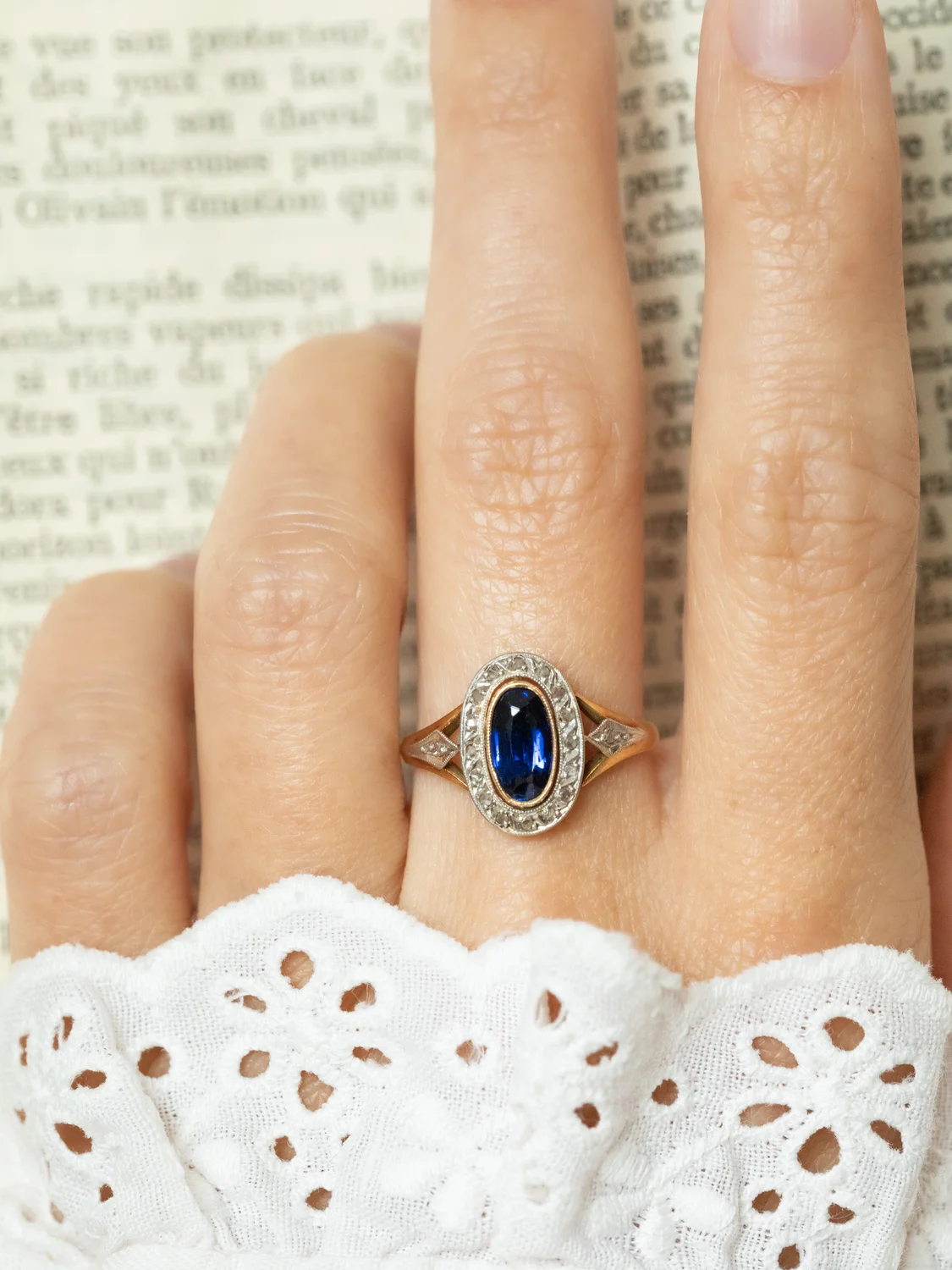 LA LÉOCADIE, sublime bague entourage d’époque Art Déco (circa 1920) en or 18 carats deux tons, saphir Verneuil en serti clos & diamants ✨