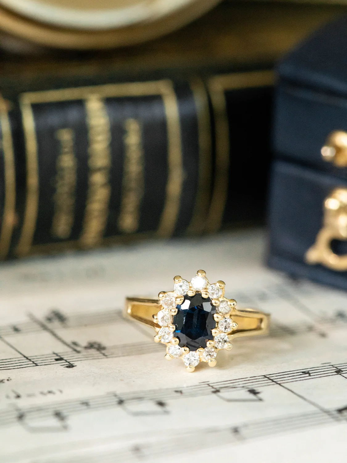 LA CHARLÈNE, bague Marguerite vintage en or 18 carats, saphir et diamants scintillants ✨