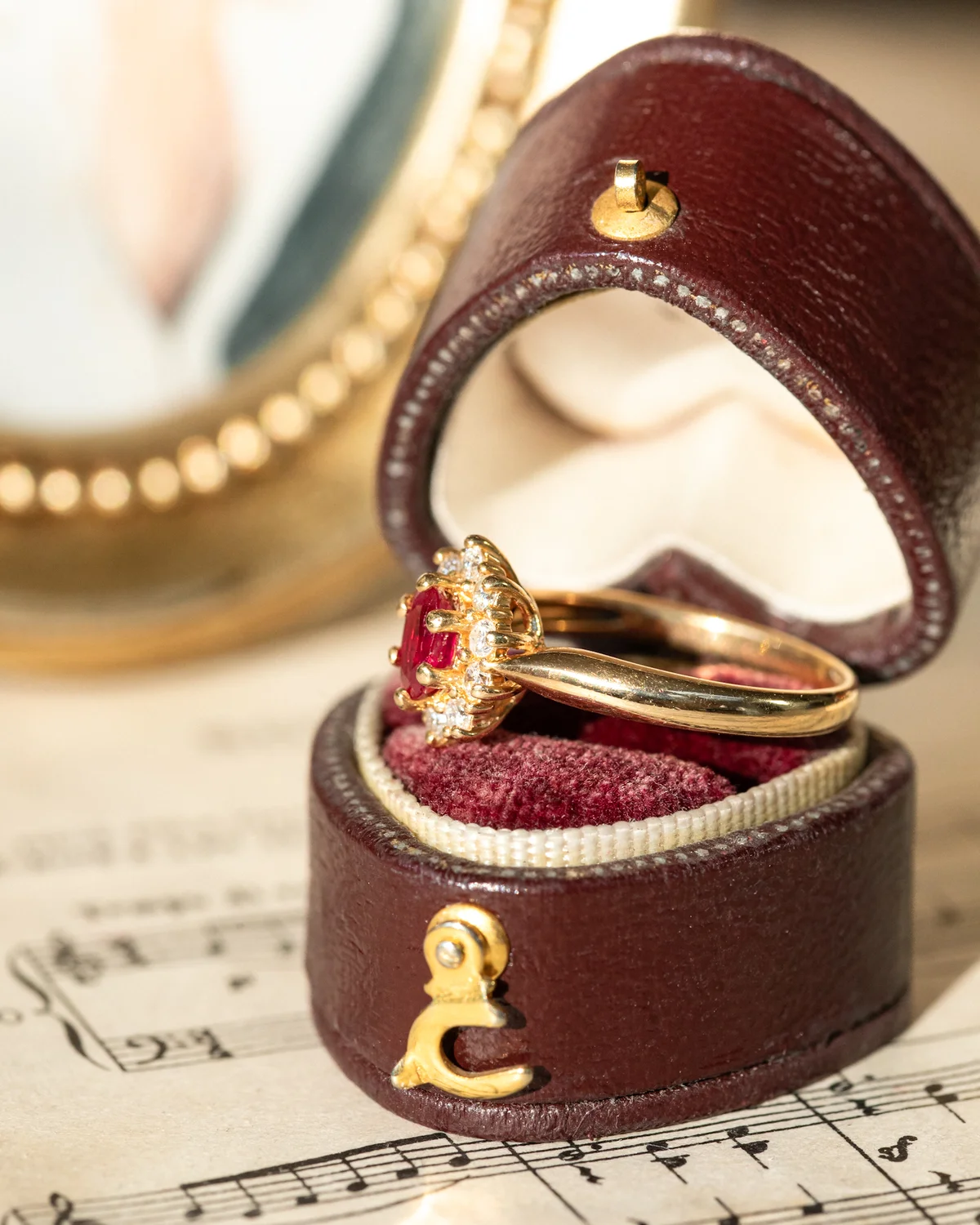 LA MILA, délicieuse bague Marguerite vintage (circa 1975) en or 18 carats, rubis & diamants