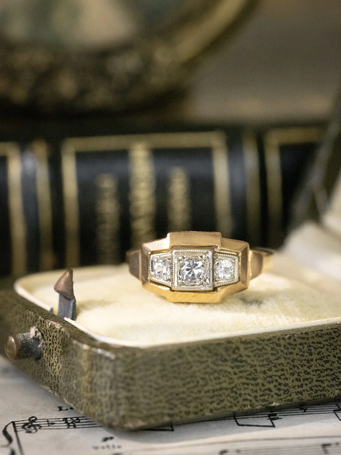 LA ALAÏS, magnifique bague jarretière Art Déco (circa 1940) en or 18 carats deux tons et pierres blanches scintillantes ✨ 