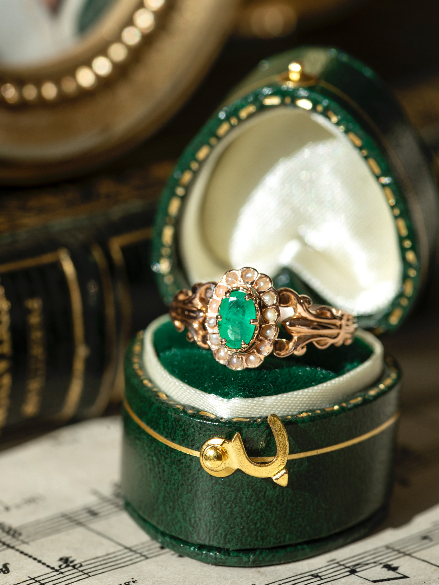 LA LEONELLE, sublime bague Marguerite ancienne époque Napoléon III (circa 1870) en or 18 carats, émeraude & petites perles ✨