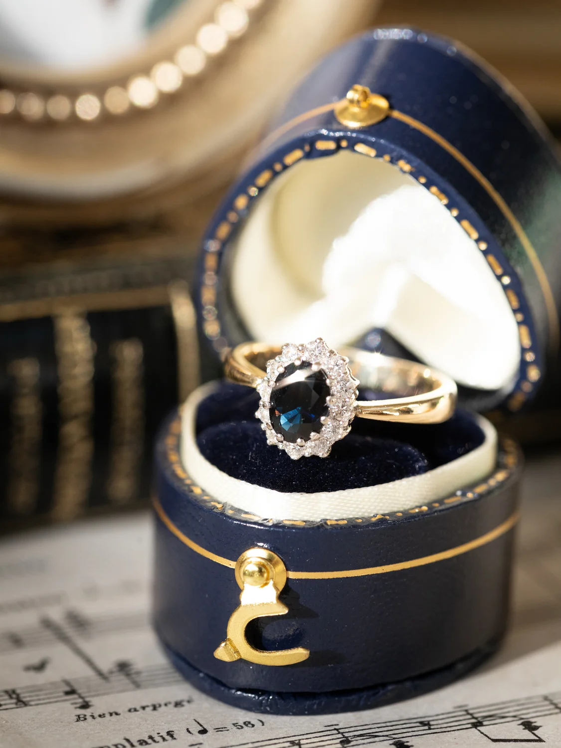 LA SASHA, adorable et envoûtante petite bague Marguerite / Pompadour en or 14 carats deux tons, saphir & halo de diamants ✨