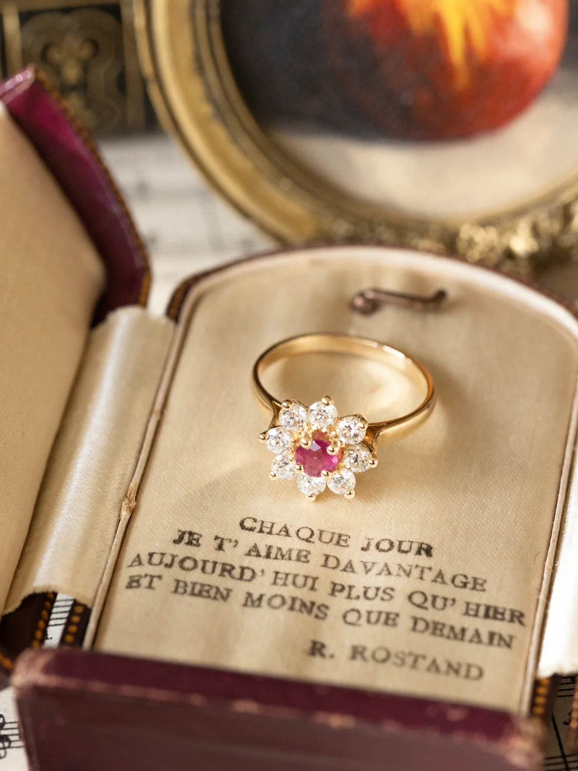 LA ANNABELLE, magnifique et lumineuse bague Marguerite vintage en or jaune 18 carats, rubis & diamants taille brillant étincelants ✨