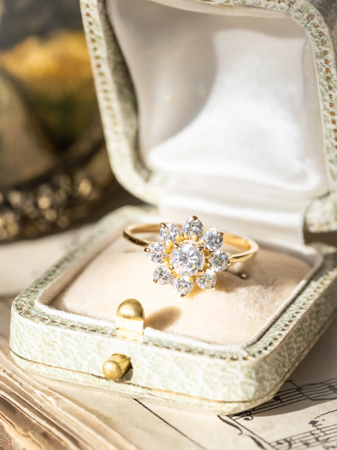 LA LUCINE, merveilleuse bague Marguerite vintage en or 18 carats & pierres blanches étincelantes ✨