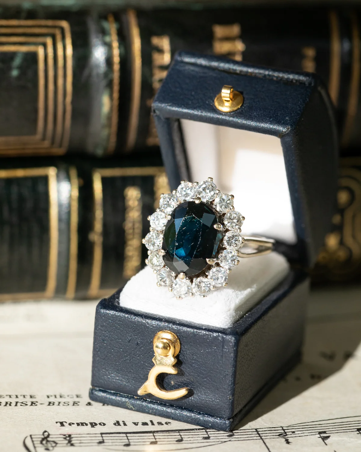 LA ANNA, merveilleuse et envoûtante bague Pompadour vintage (circa 1970) en or 18 carats, saphir bleu minuit & entourage de diamants scintillants