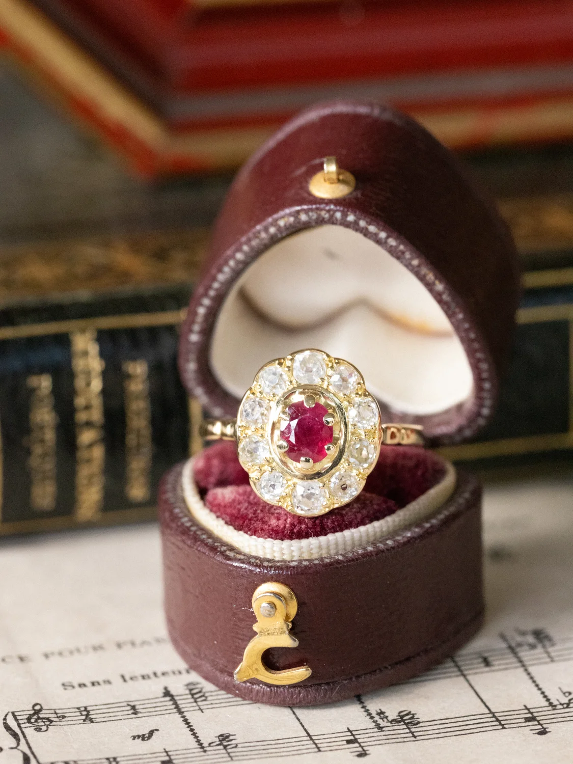LA MARCELLINE, sublime et romantique bague Pompadour ancienne (circa 1945) en or jaune 18 carats, rubis & diamants taille ancienne scintillants ✨