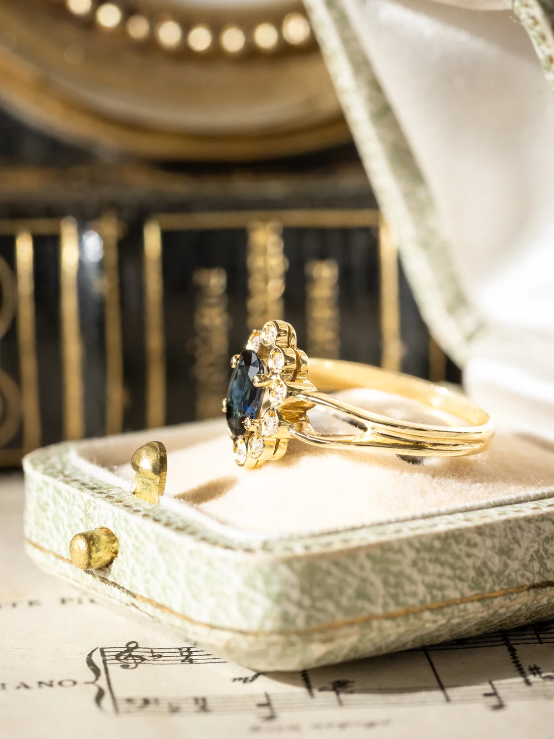 LA AUDÉLIE, ravissante bague Marguerite allongée / Marquise vintage en or jaune 18 carats, saphir, pierres blanches scintillantes et petits diamants