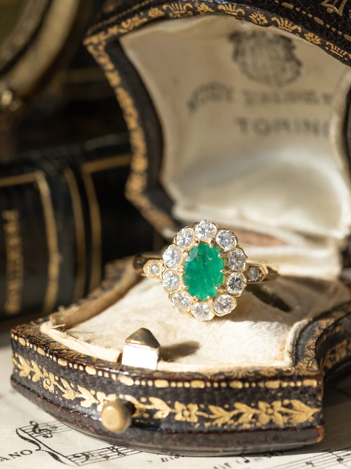 LA ELAINE, sublime et romantique bague Pompadour vintage (milieu XXe siècle) en or jaune 18 carats, émeraude & diamants scintillants ✨