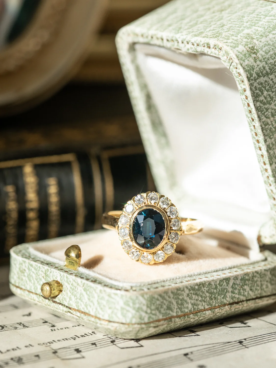 LA MARTHE, magnifique bague Pompadour vintage (circa 1955) en or 18 carats, saphir en serti clos & 14 diamants scintillants ✨