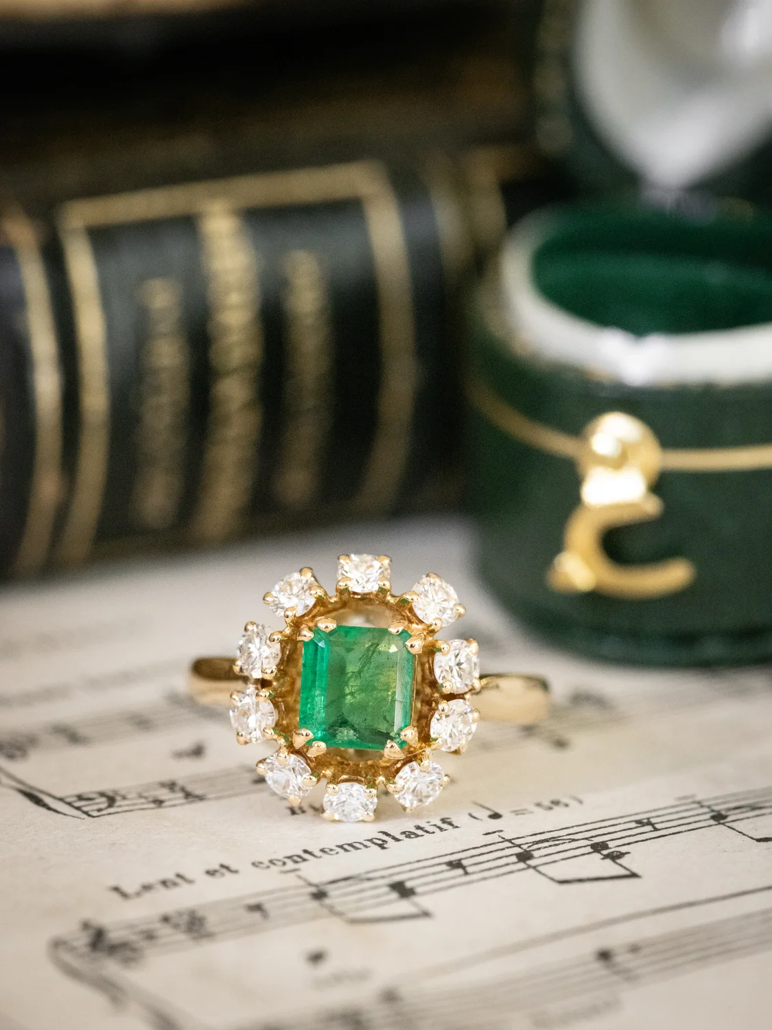 LA THALIE, sublime et envoûtante bague vintage en or jaune 18 carats, émeraude et entourage de diamants scintillants ✨