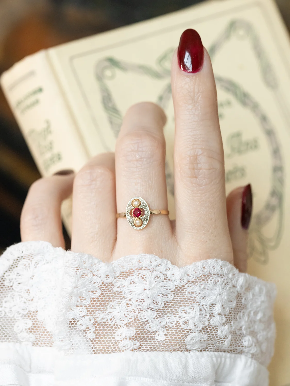 LA ANTONINE, adorable et romantique petite bague ancienne Belle Époque (circa 1900) en or 18 carats deux tons, pierre rouge et demi-perles ✨