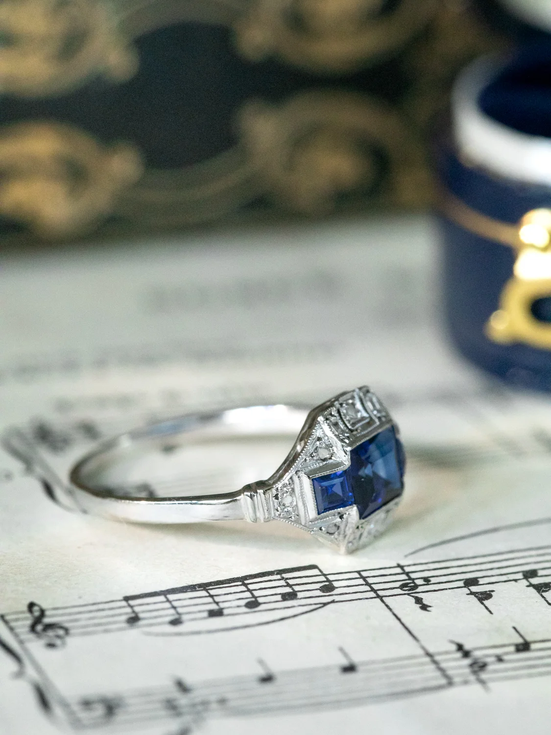 LA MAVIS, sublime et fascinante bague Art Déco (circa 1925) en or 18 carats, platine & saphirs Verneuil ✨