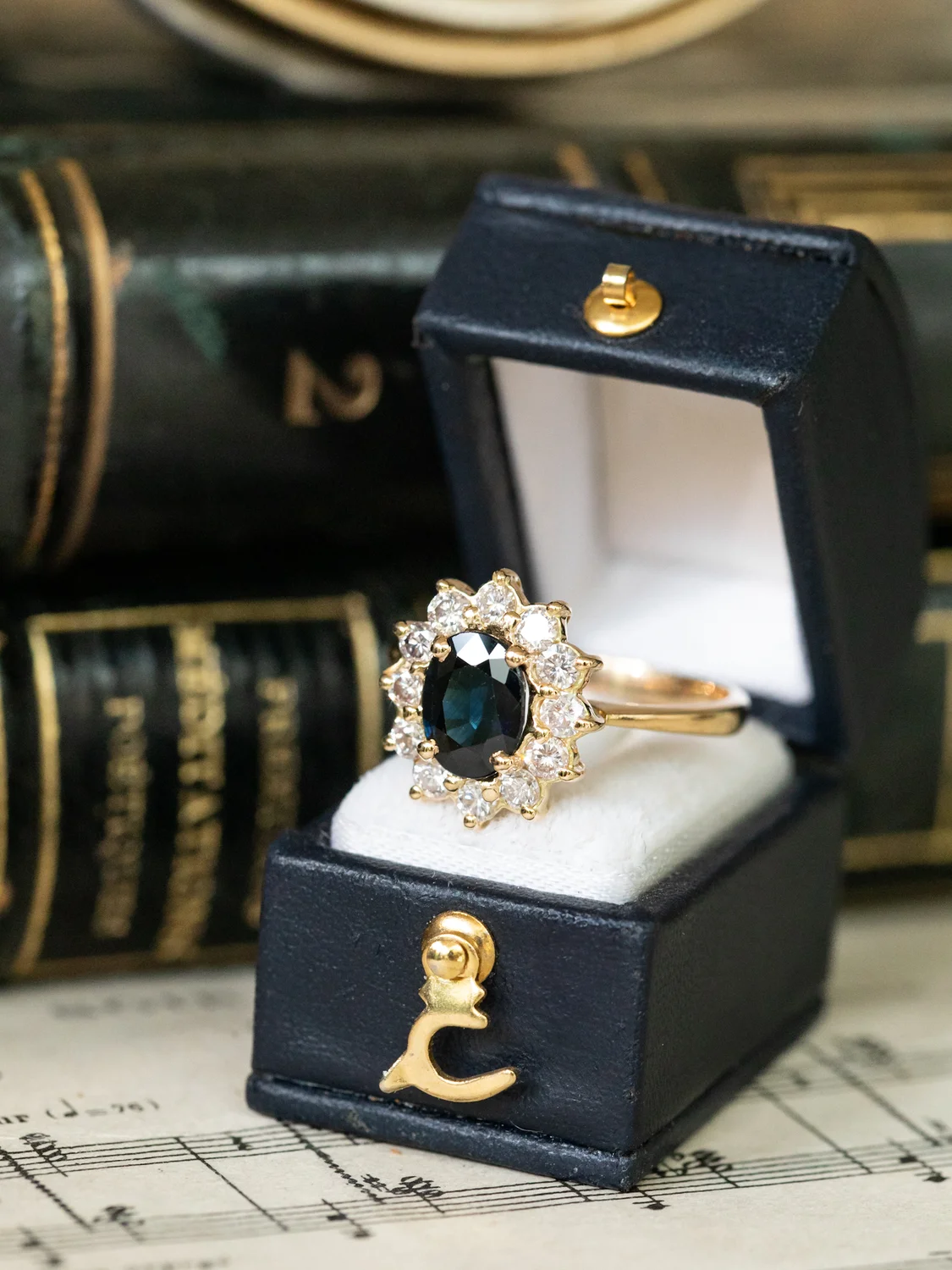 LA CLOTILDE, sublime bague Marguerite vintage en or 18 carats, saphir 1,25 ct et diamants scintillants ✨