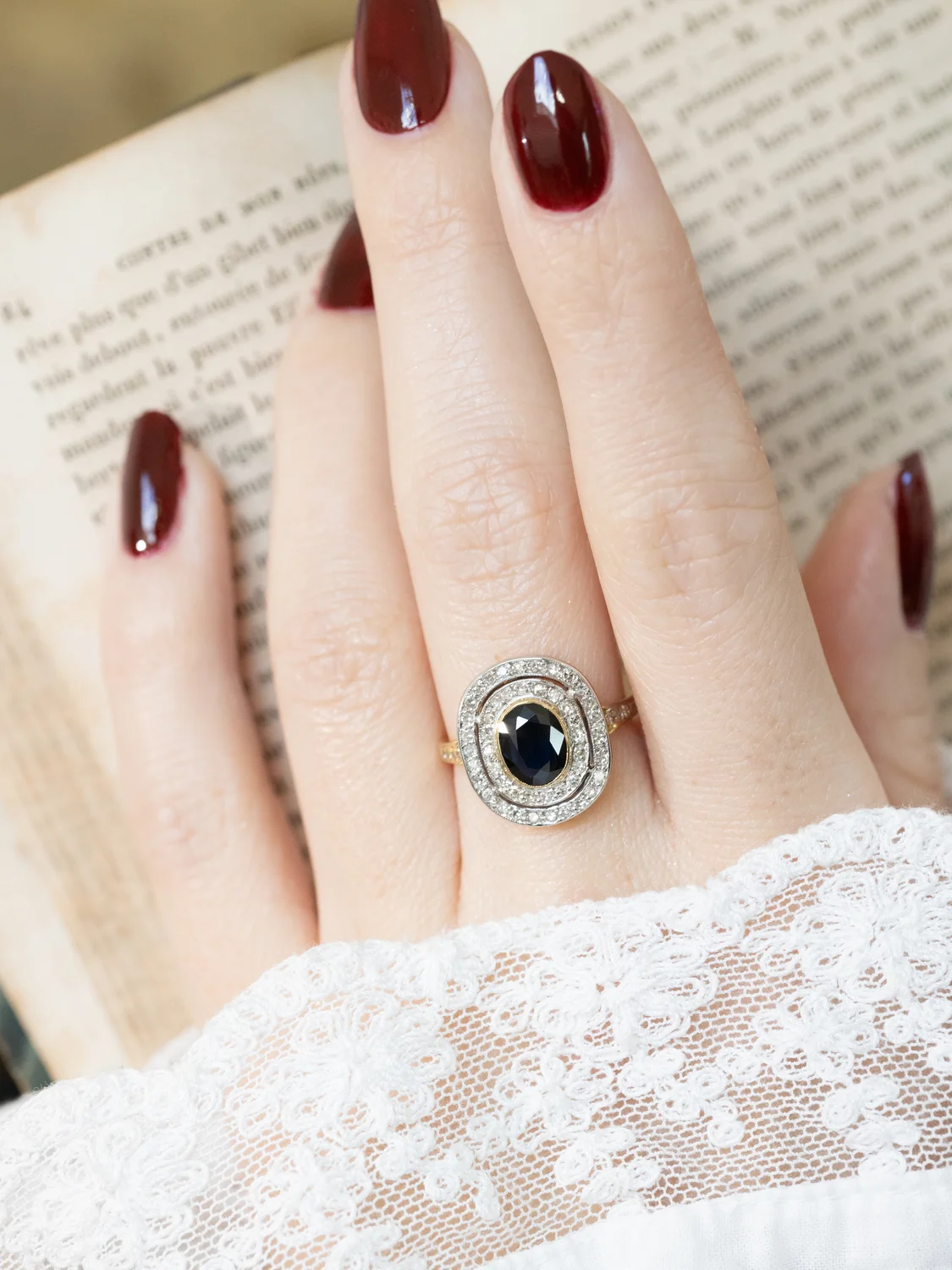 LA EDNA, sublime et envoûtante bague ancienne Art Déco (circa 1930) en or 18 carats deux tons, saphir en serti clos et double entourage de 48 diamants ✨