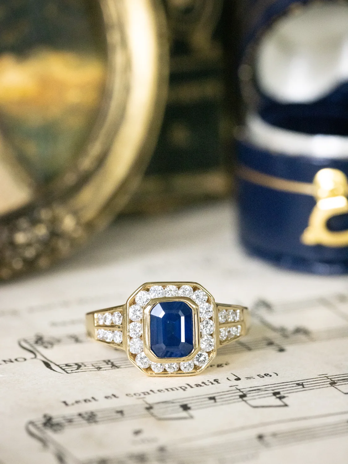 LA LÉONORE, sublime bague octogonale vintage de style Art Déco en or jaune 18 carats, saphir en serti clos & diamants étincelants ✨