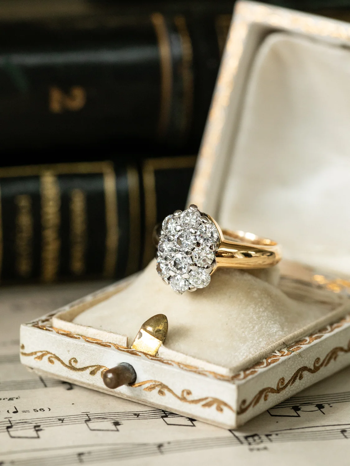 LA GARANCE, sublime bague ancienne (circa 1960) en or 18 carats deux tons et grappe de diamants étincelants ✨