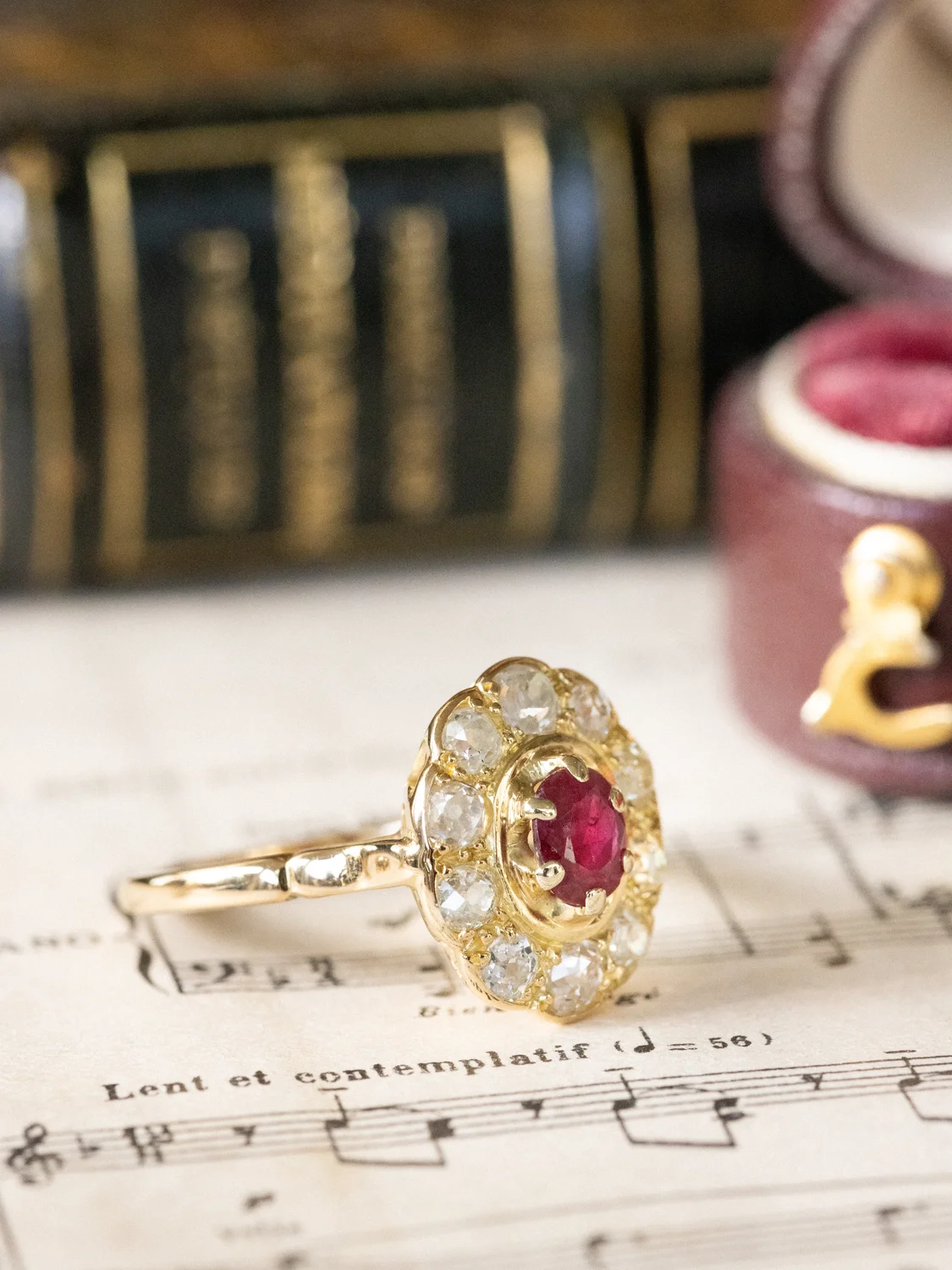 LA MARCELLINE, sublime et romantique bague Pompadour ancienne (circa 1945) en or jaune 18 carats, rubis & diamants taille ancienne scintillants ✨
