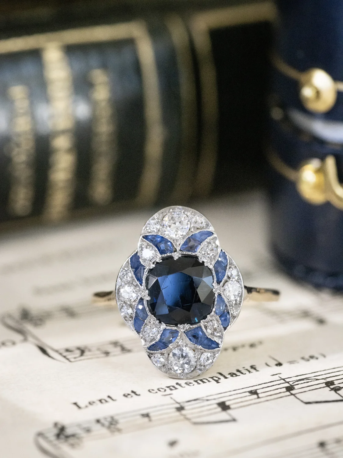 LA LILLIAN, sublime et envoûtante bague ancienne Belle Époque / Art Déco (circa 1915) en or 18 carats deux tons, saphirs & diamants ✨