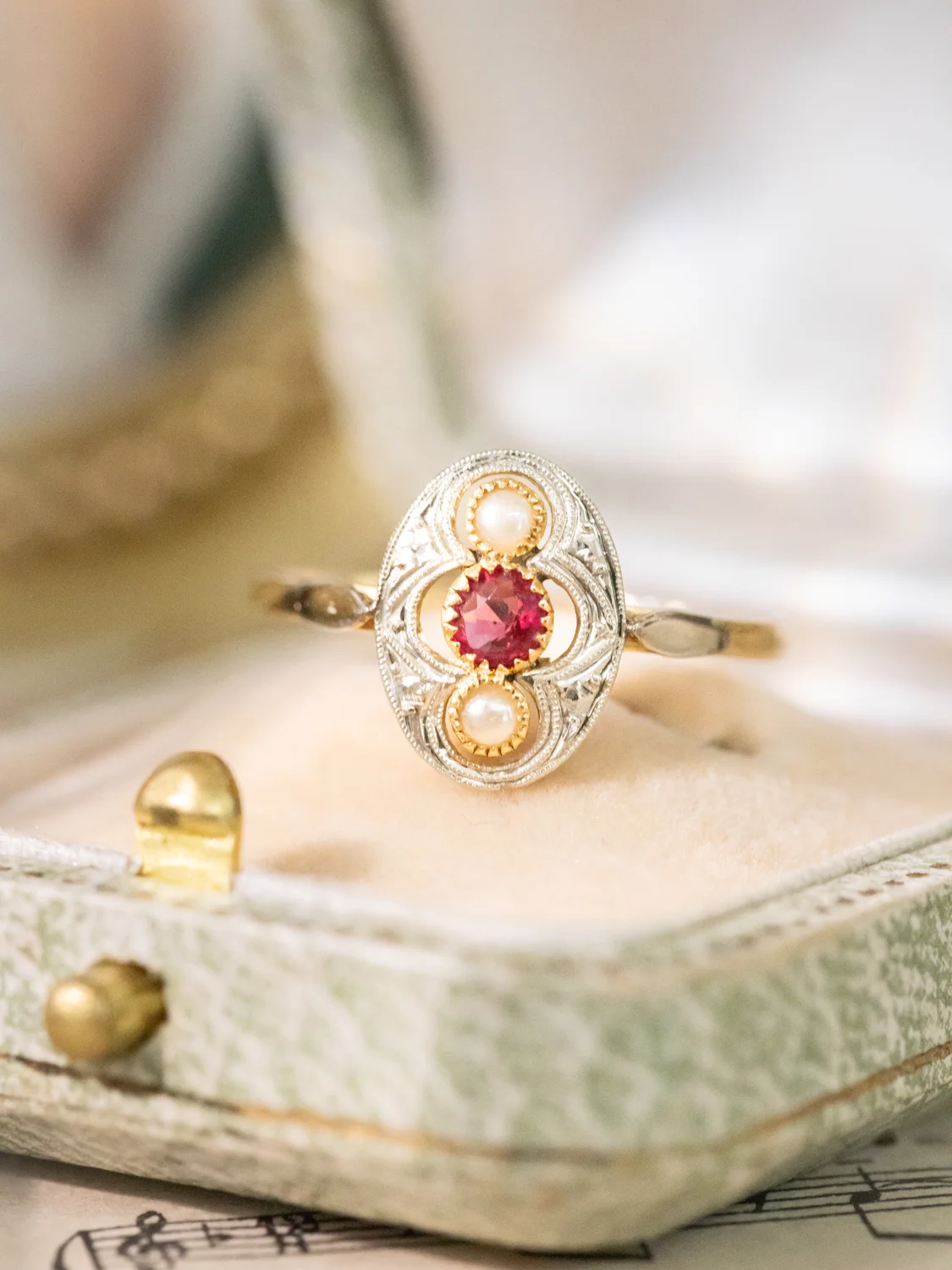 LA ANTONINE, adorable et romantique petite bague ancienne Belle Époque (circa 1900) en or 18 carats deux tons, pierre rouge et demi-perles ✨