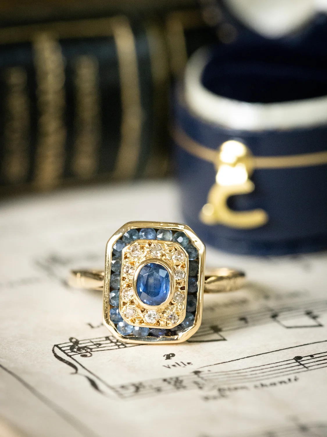LA MIRA, sublime et lumineuse bague octogonale vintage de style Art Déco en or 18 carats, saphirs & petits diamants