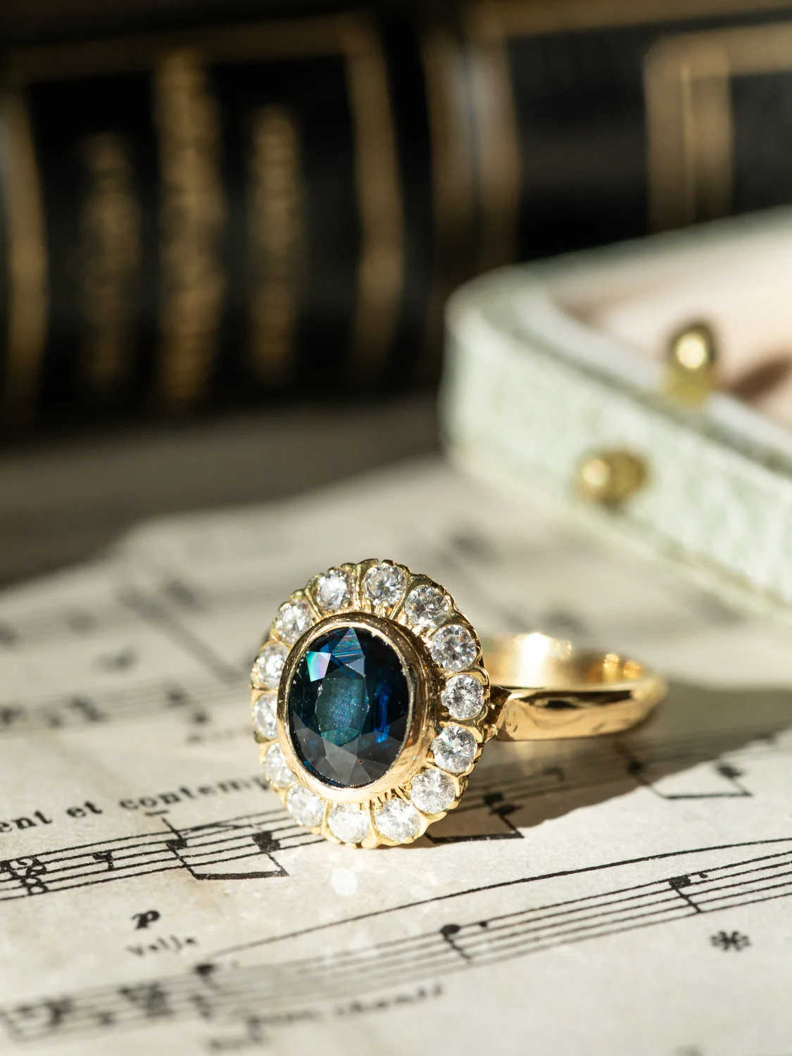 LA MARTHE, magnifique bague Pompadour vintage (circa 1955) en or 18 carats, saphir en serti clos & 14 diamants scintillants ✨