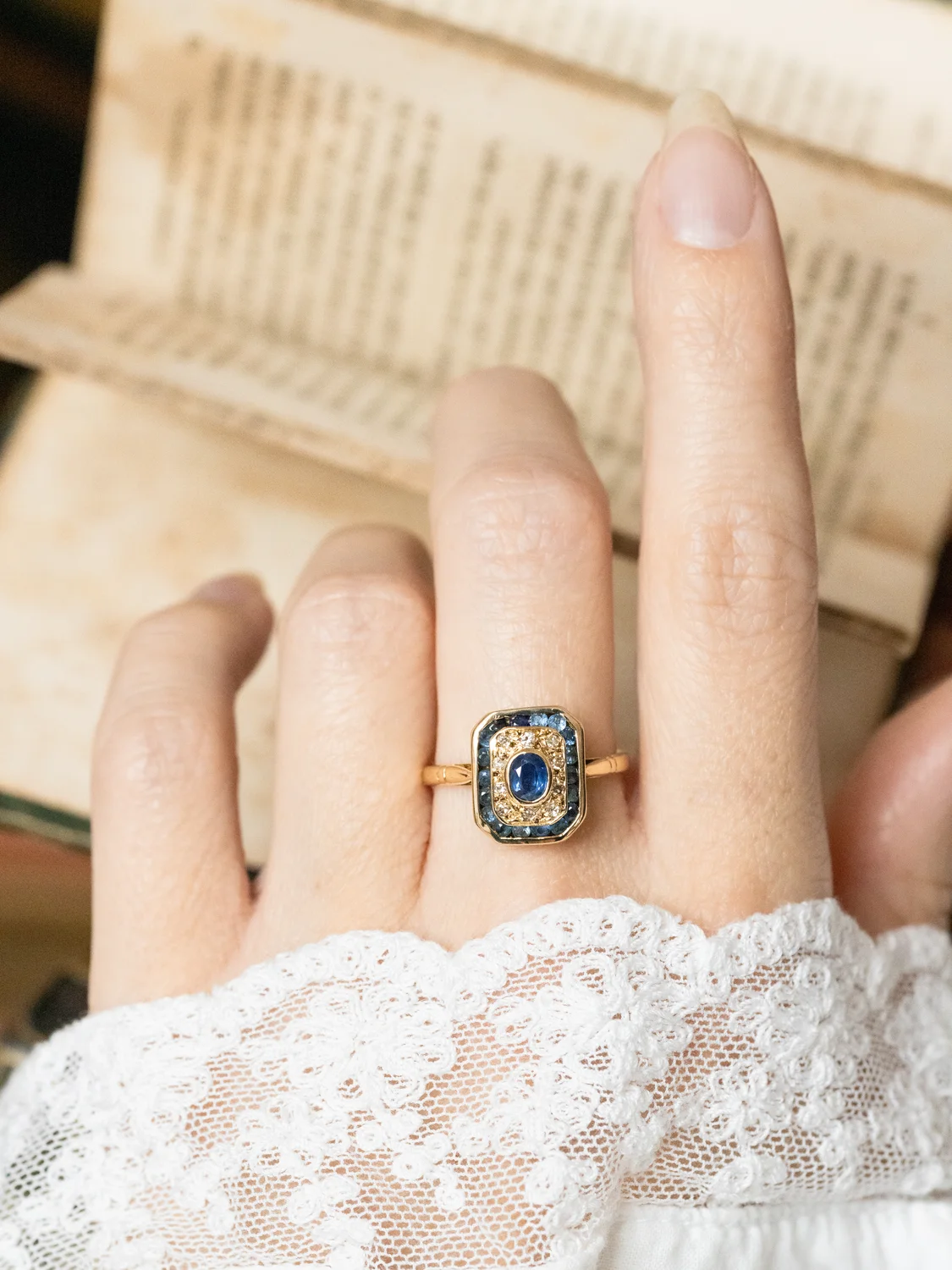LA MIRA, sublime et lumineuse bague octogonale vintage de style Art Déco en or 18 carats, saphirs & petits diamants