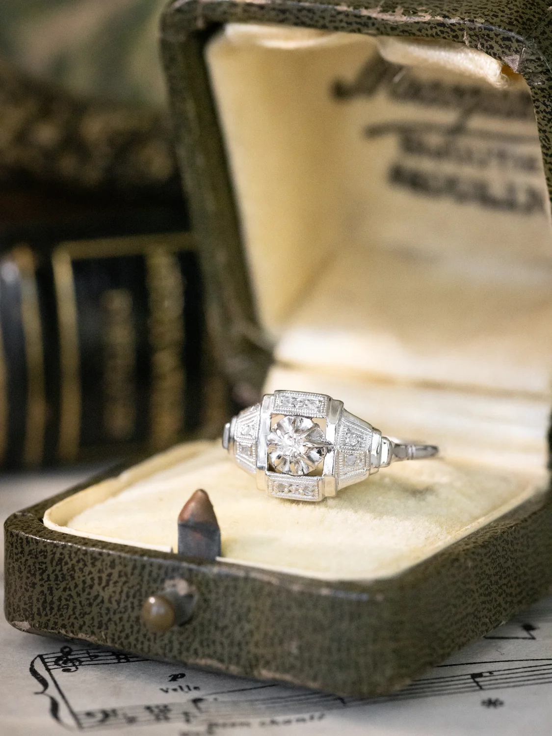 LA CLÉLIE, superbe et élégante bague Art Déco (circa 1930) en or blanc 18 carats, platine & diamants ✨