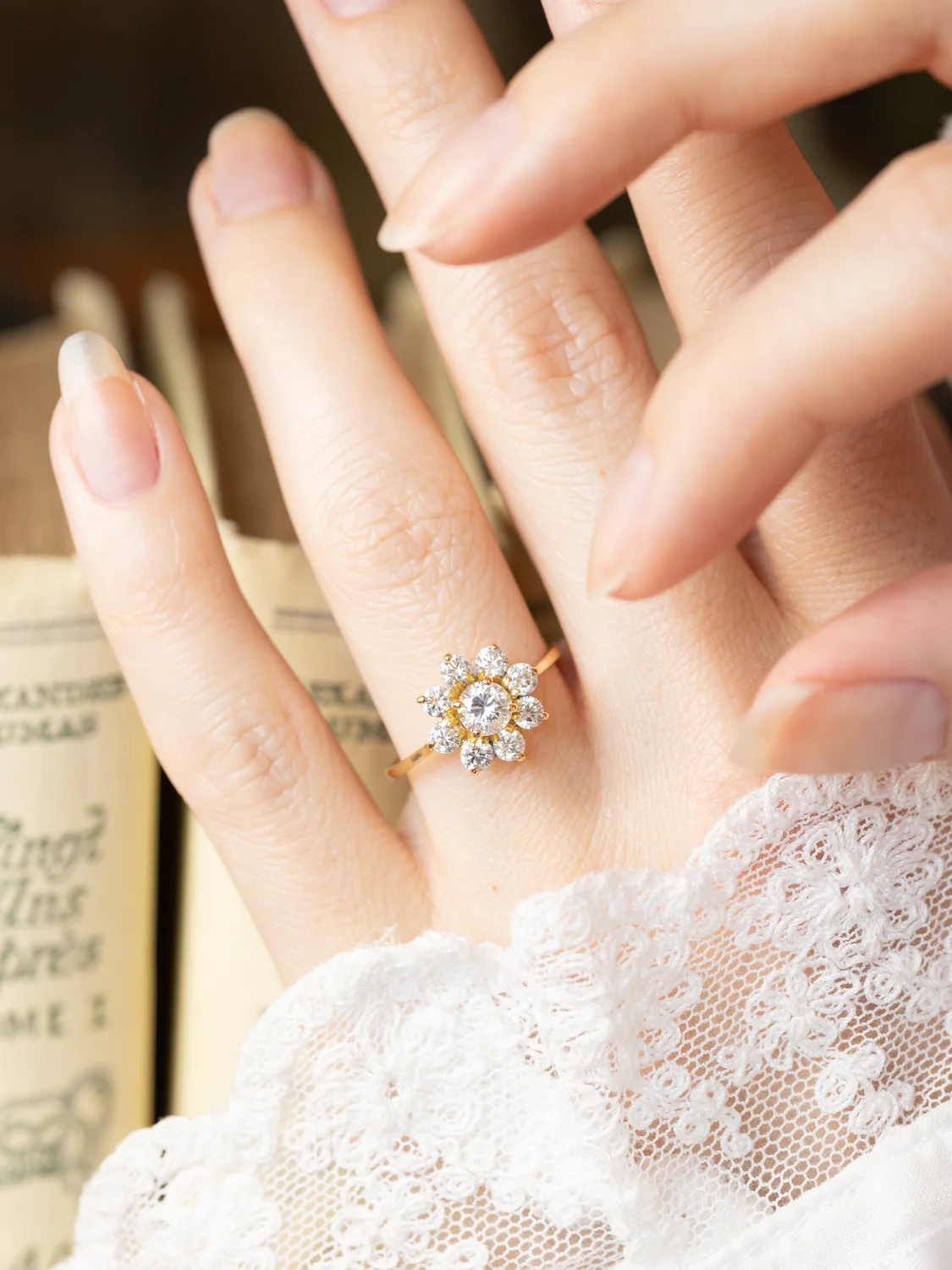 LA LUCINE, merveilleuse bague Marguerite vintage en or 18 carats & pierres blanches étincelantes ✨