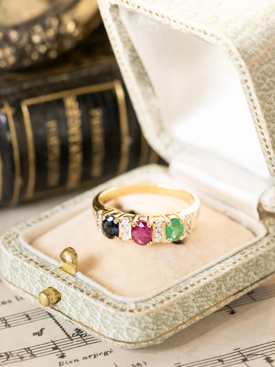 LA LÉONA, magnifique bague jarretière vintage en or jaune 14 carats & trilogie de pierres précieuses (saphir, rubis & émeraude) facettées ✨