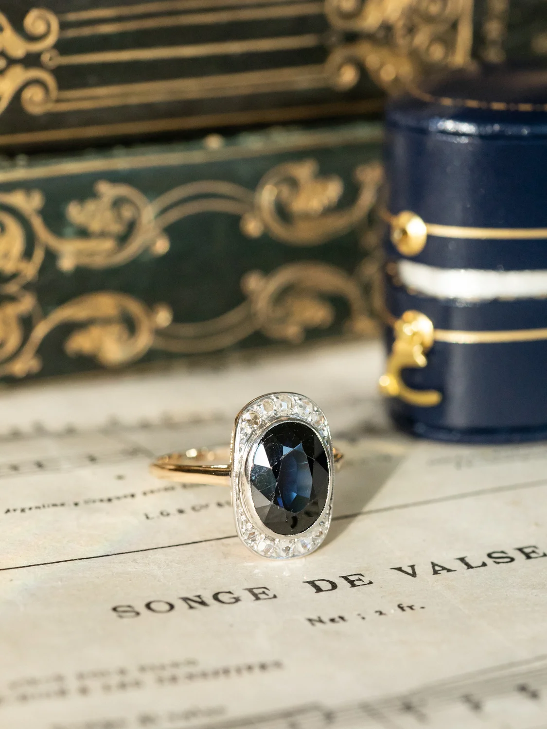 LA EDMÉE, merveilleuse et envoûtante bague Belle Époque (circa 1910) en or 18 carats deux tons, saphir de 4,3 ct et diamants